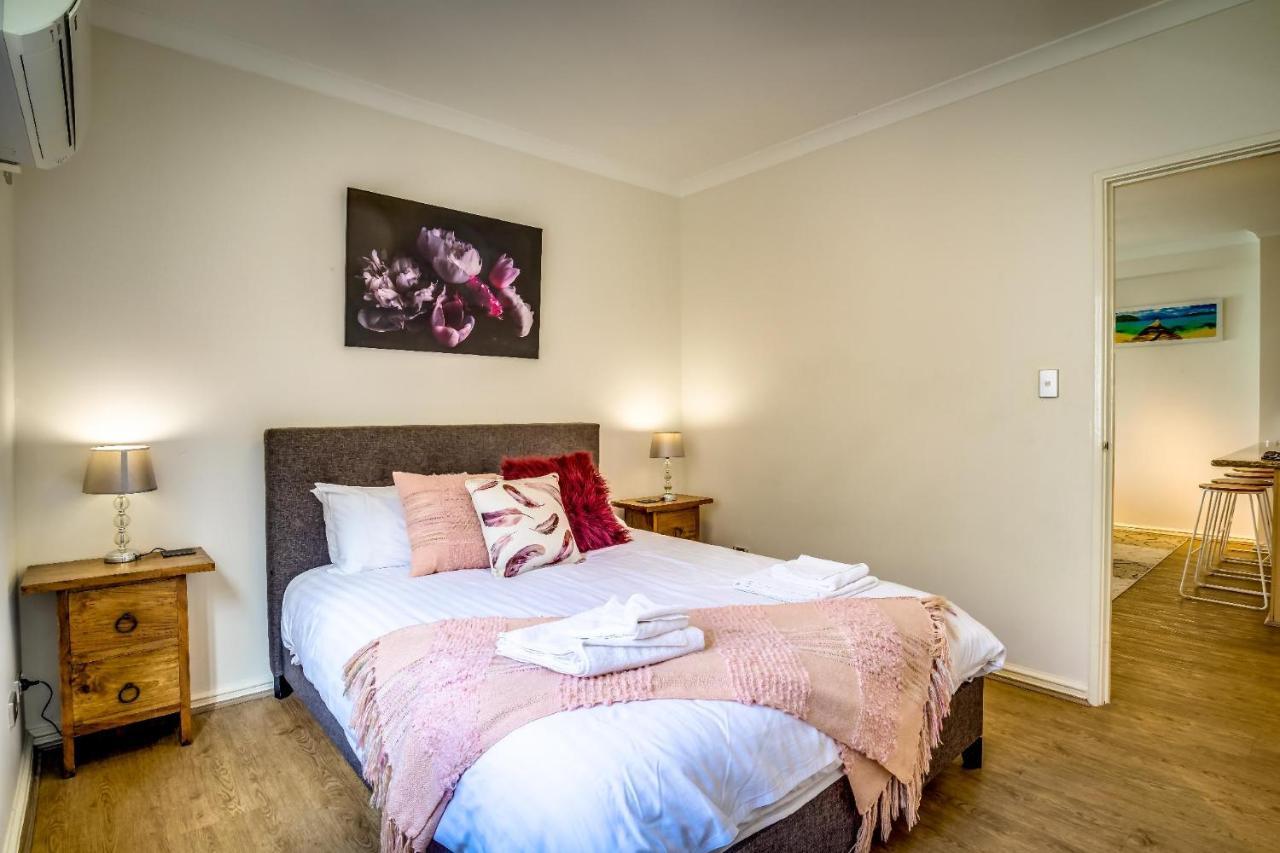 60 Sparkling East End Poolparking Apartemen