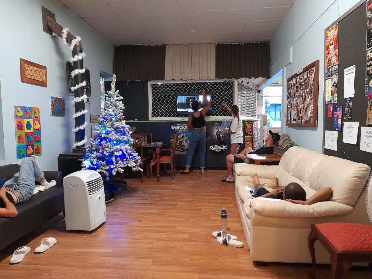 Hostel Ozi Backpackers - -