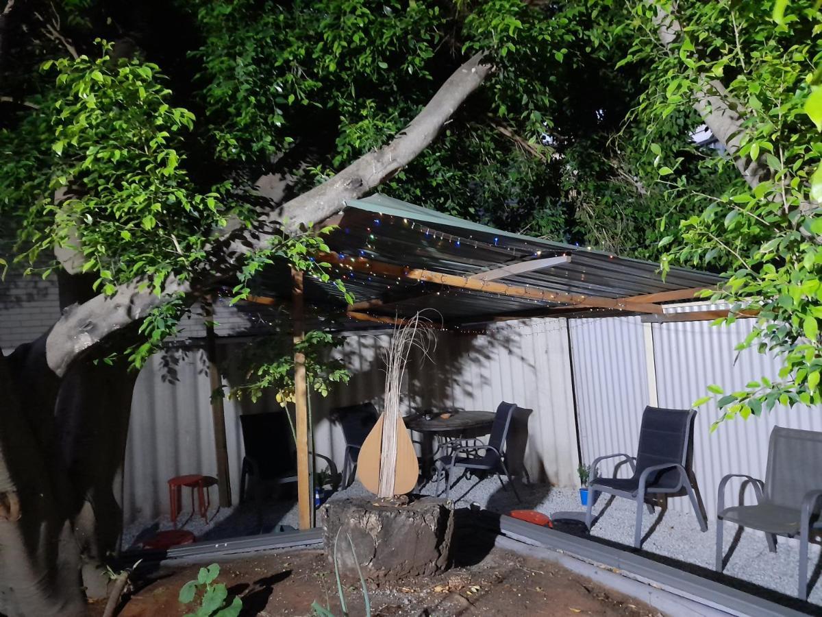 Ozi Backpackers - - Perth