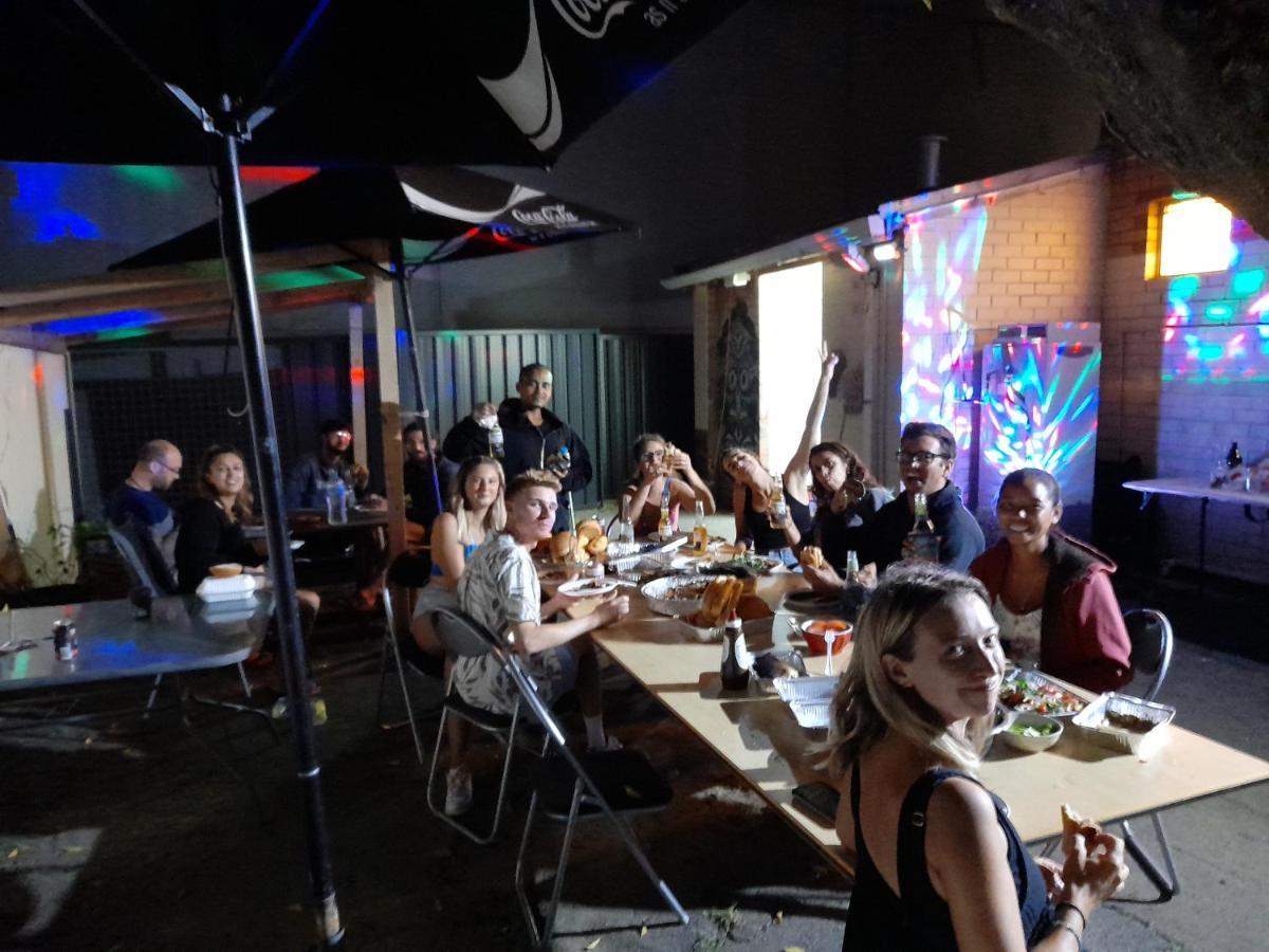 Ozi Backpackers - - Perth