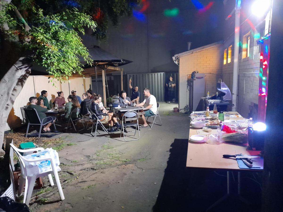 Hostel Ozi Backpackers - -