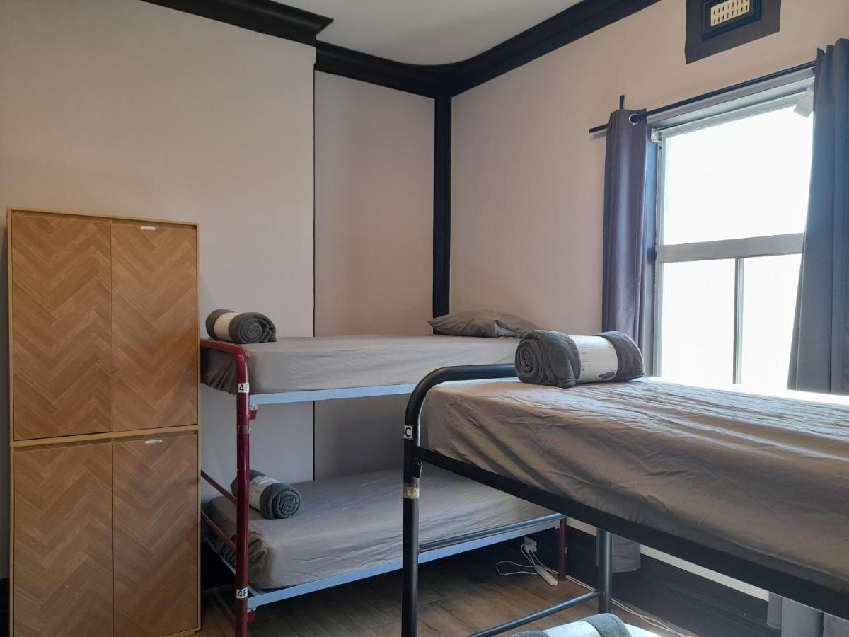 Hostel Ozi Backpackers - -
