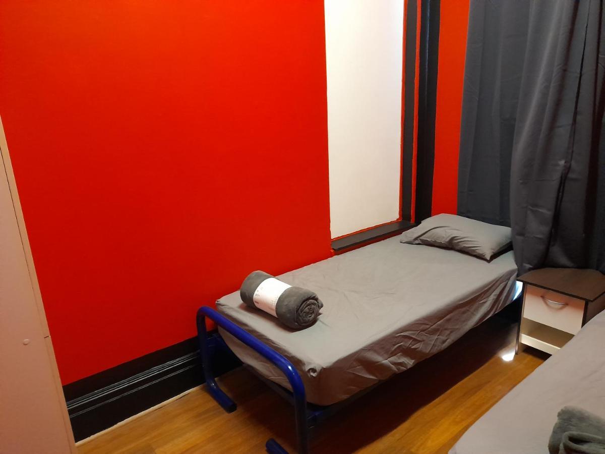 Hostel Ozi Backpackers - - *