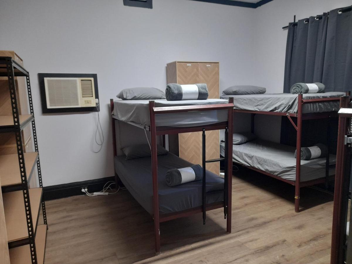 Ozi Backpackers - -