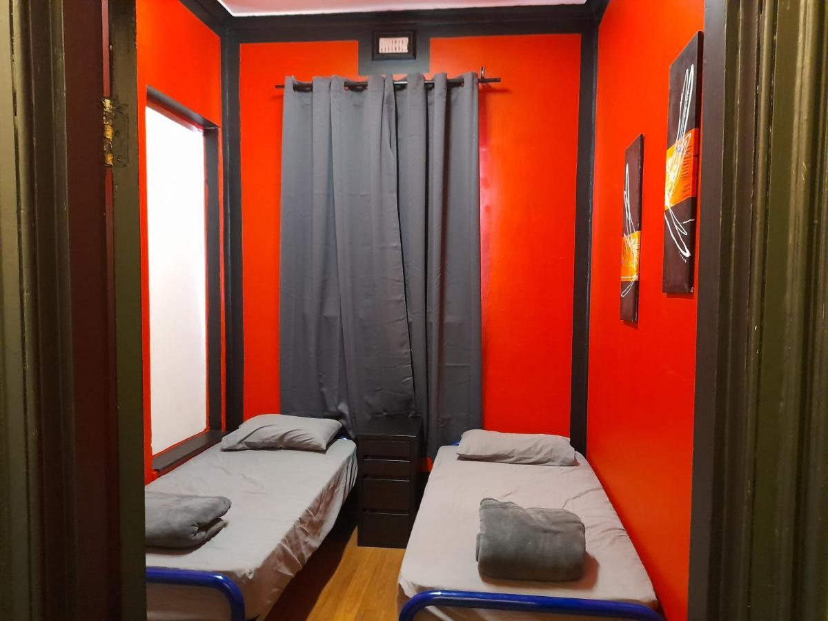 Ozi Backpackers - - Perth