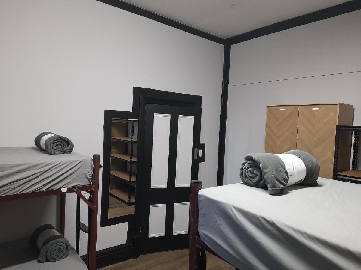 Ozi Backpackers - - Perth