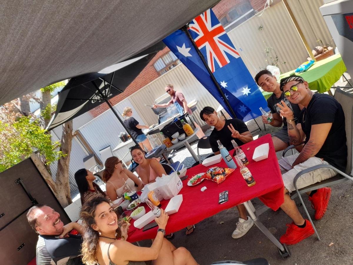 Ozi Backpackers - - Perth