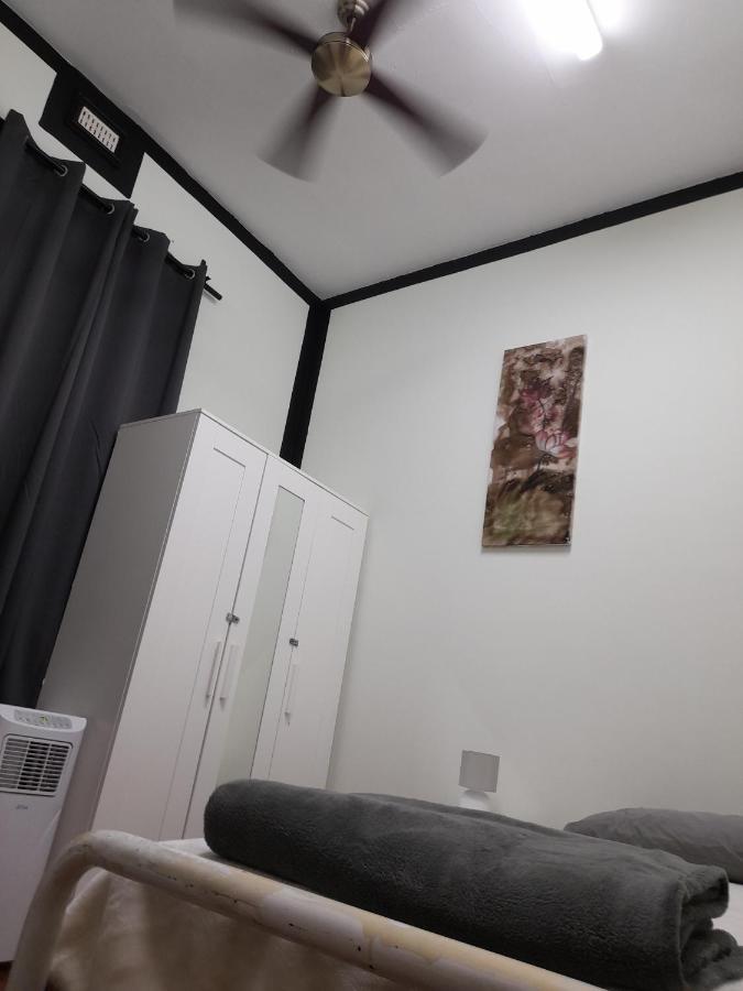 Ozi Backpackers - -