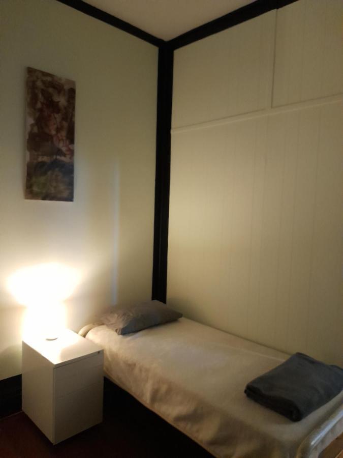Ozi Backpackers - - Perth