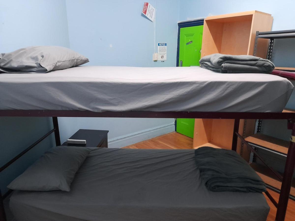 Ozi Backpackers - -