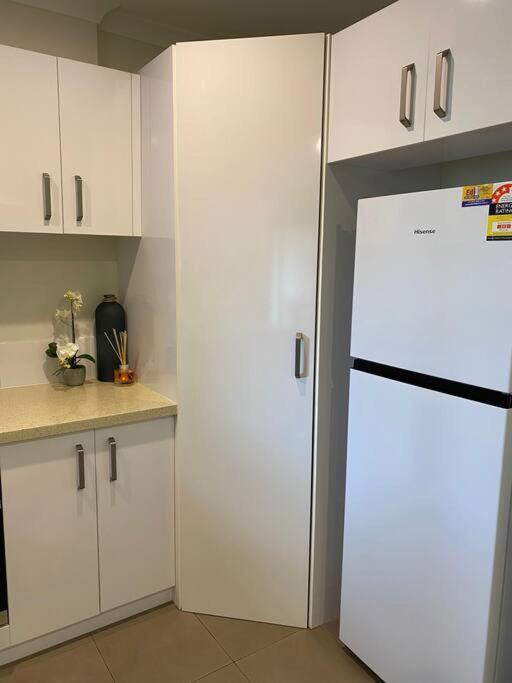 Apartment Stylish Modern Airport Wifi Park Netflix Wine *
