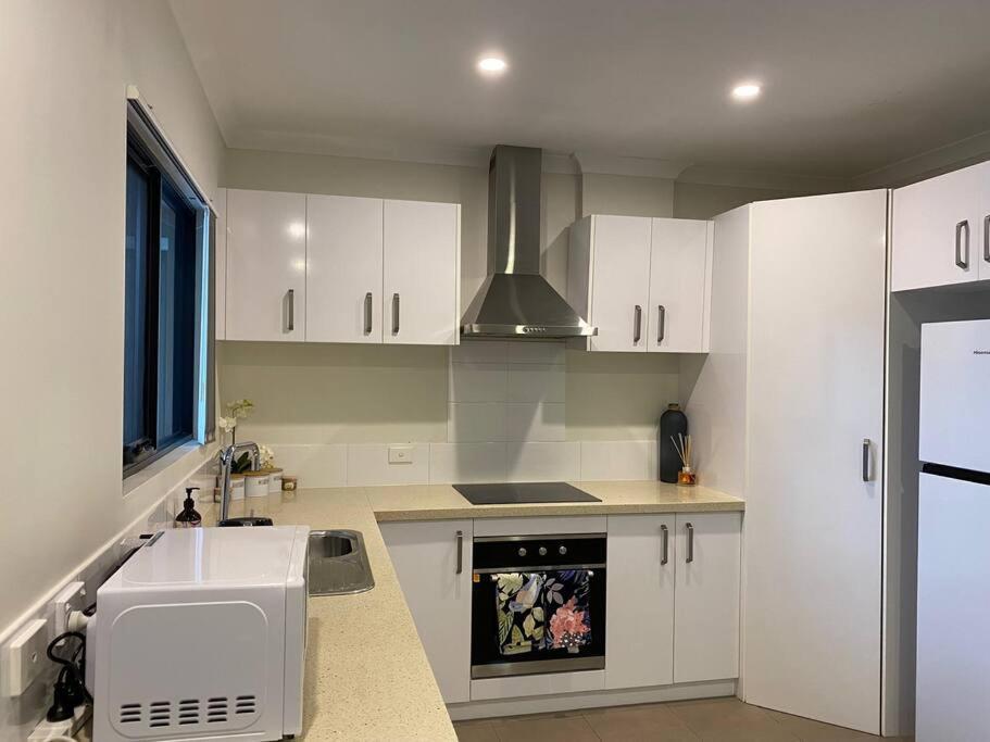 Apartment Stylish Modern Airport Wifi Park Netflix Wine