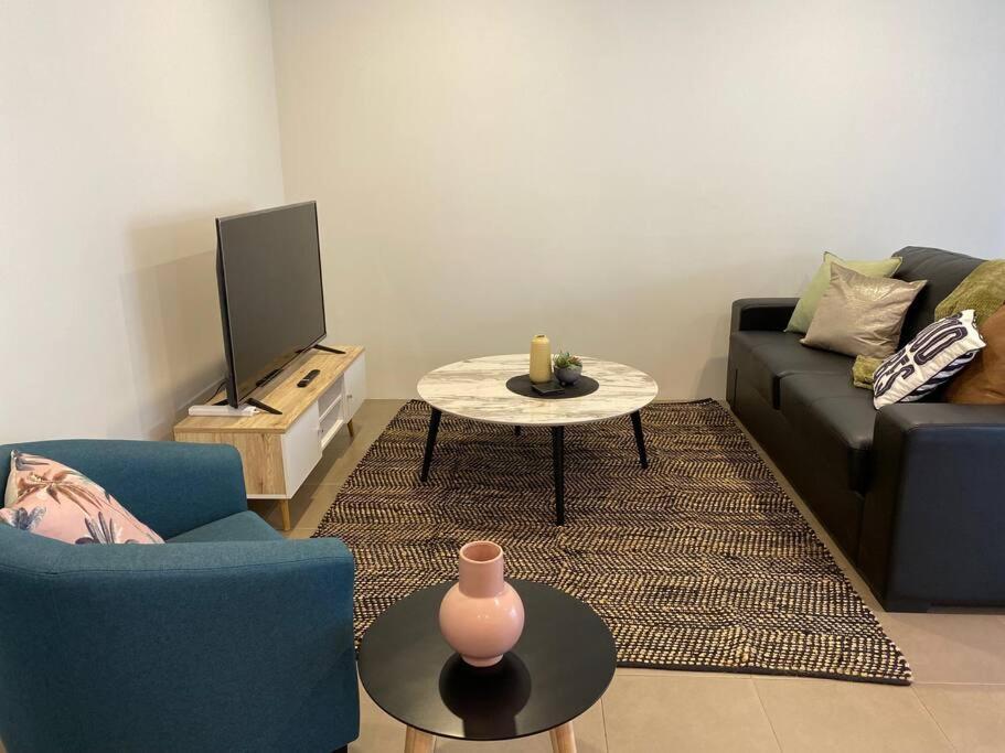 Stylish Modern Airport Wifi Park Netflix Wine Apartment