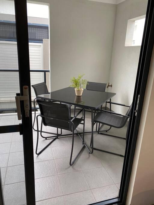 Stylish Modern Airport Wifi Park Netflix Wine * Perth