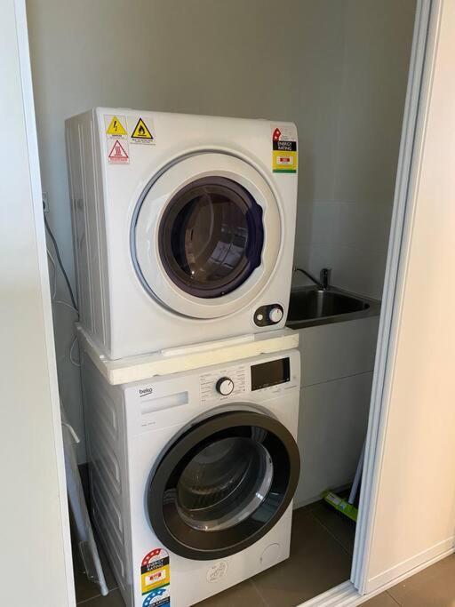 Stylish Modern Airport Wifi Park Netflix Wine Apartment Perth