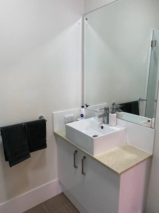 Stylish Modern Airport Wifi Park Netflix Wine Apartment Perth