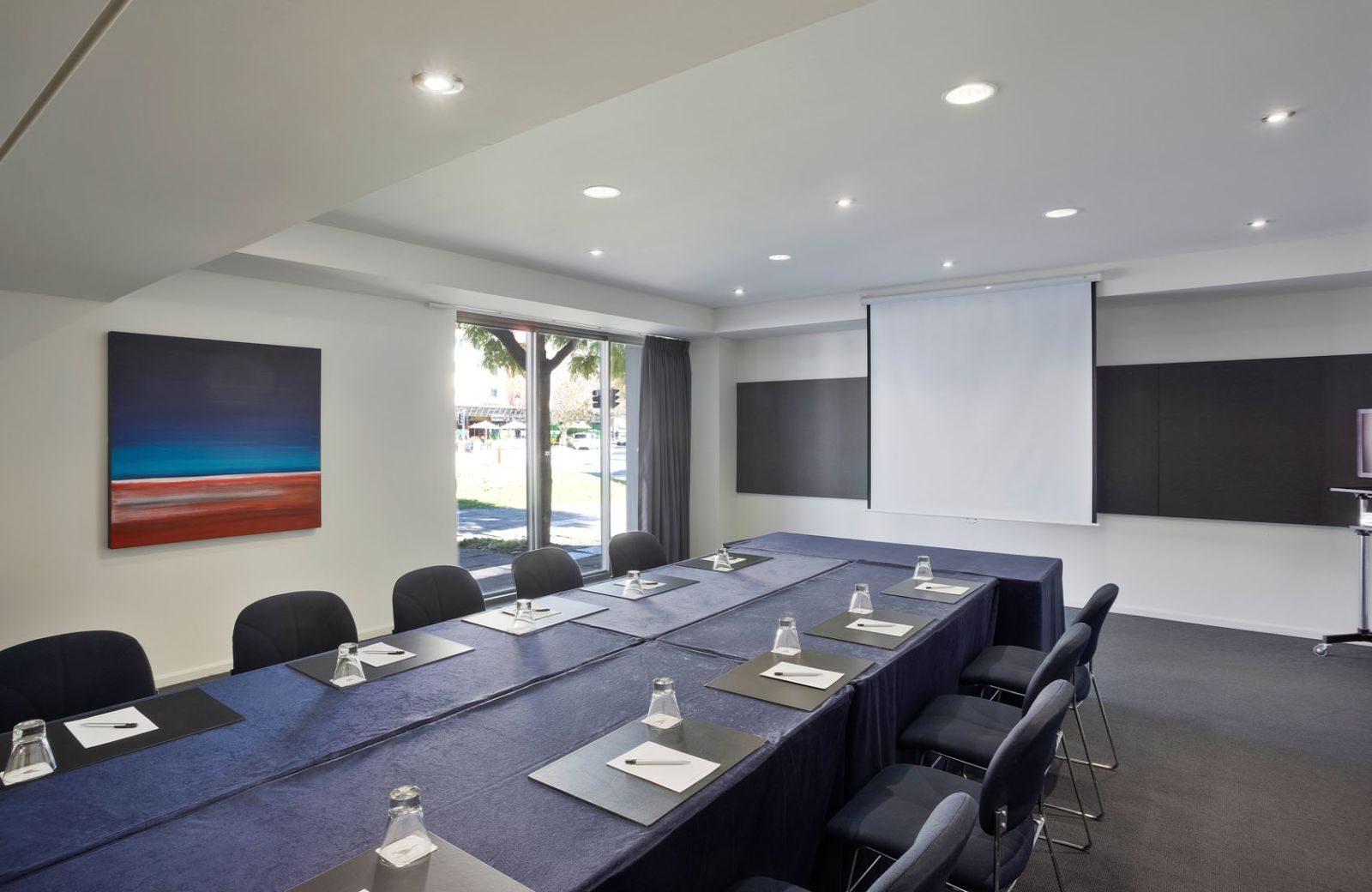 Aparthotel East 4*