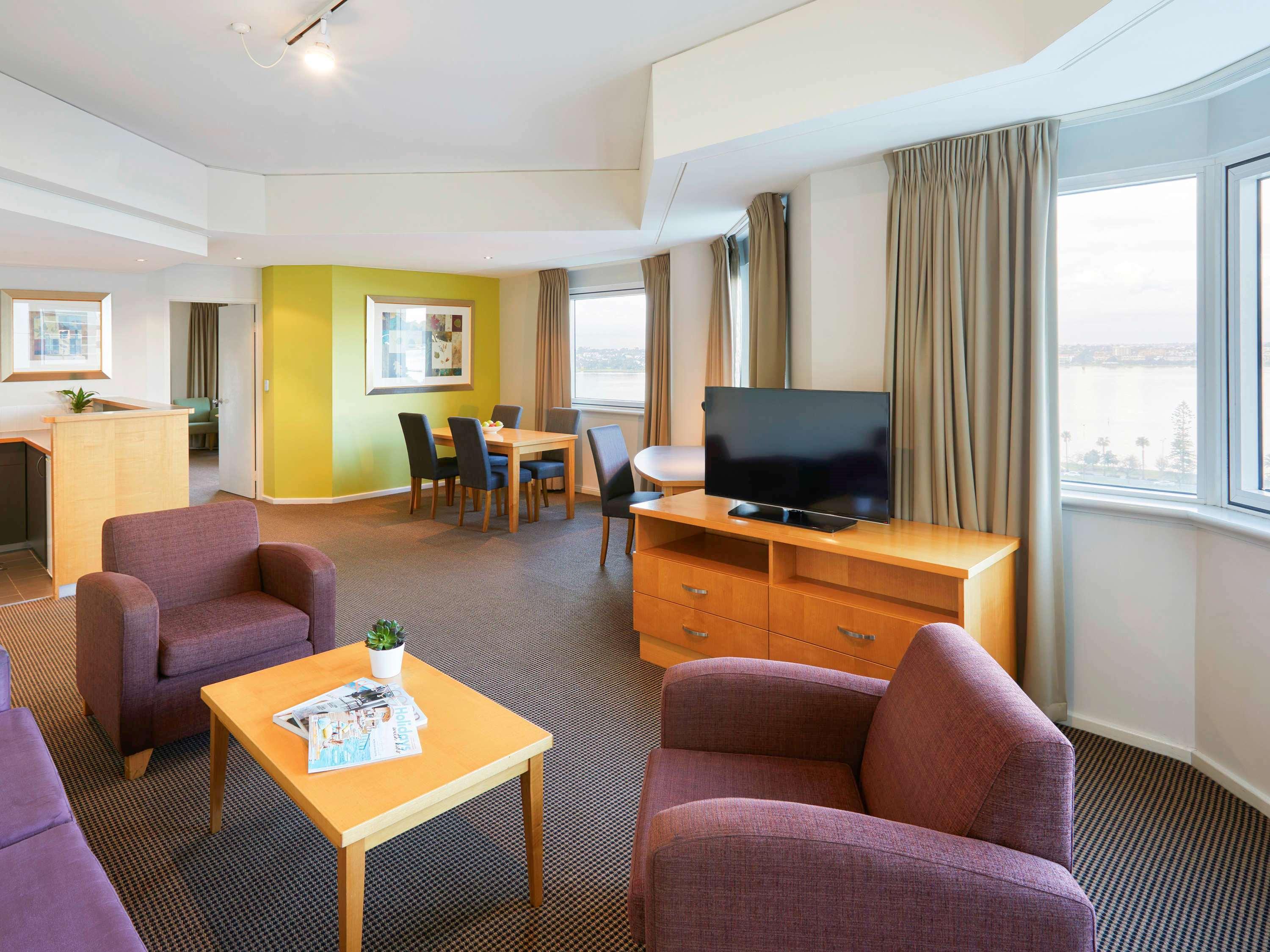 Novotel Langley 4*