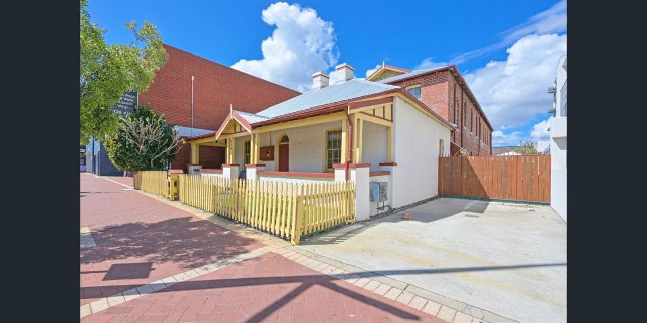 Emu Backpackers - Note - Valid Passport Required For Check In Hostel *