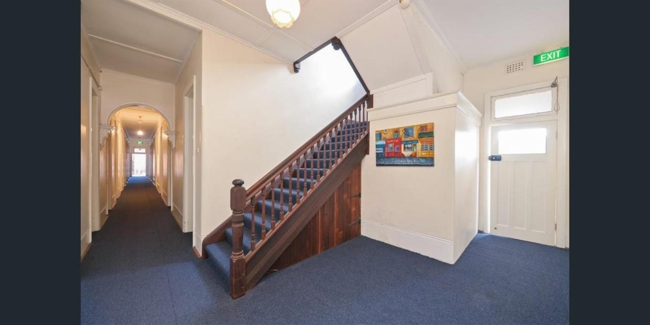 Emu Backpackers - Note - Valid Passport Required For Check In Hostel *