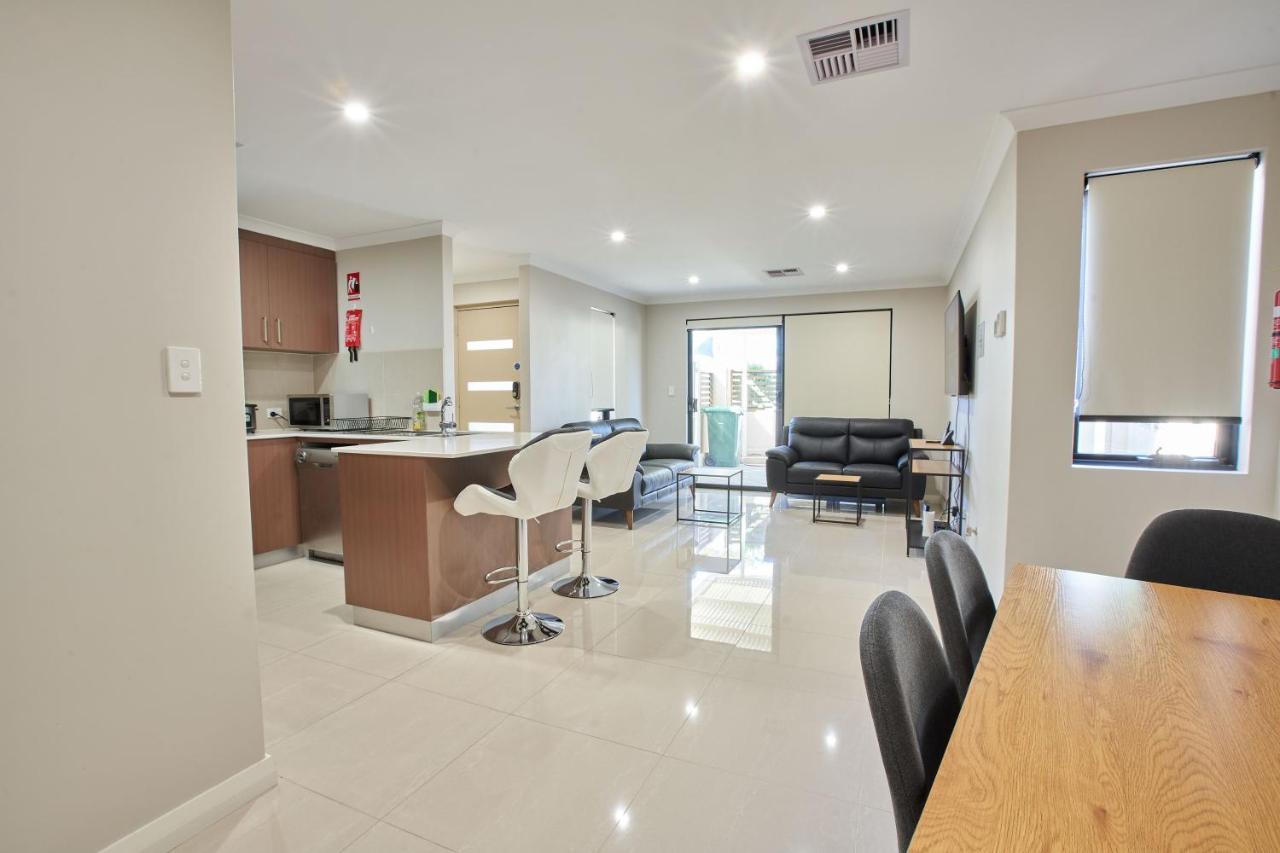 Gorgeous Family House Near Shops