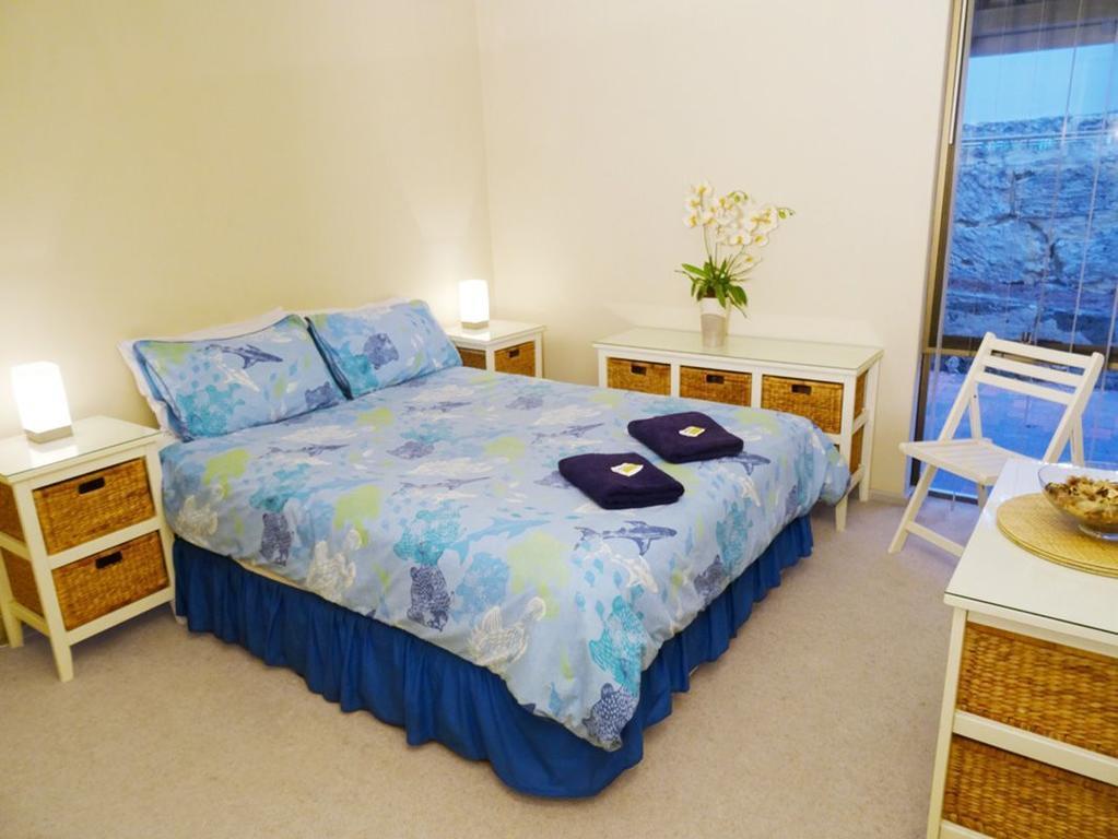 Scarborough & Absolutely Beachfront Apartment *