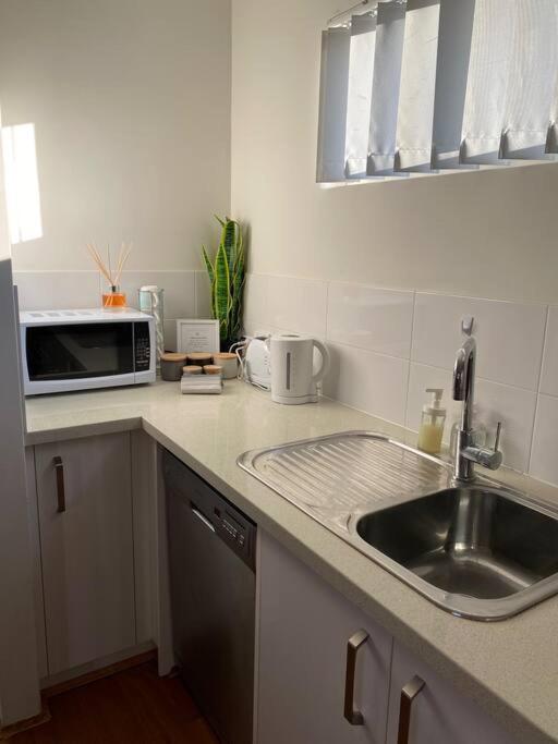 Apartemen Smart Modern Close City/airport Wifi/park/netflix *