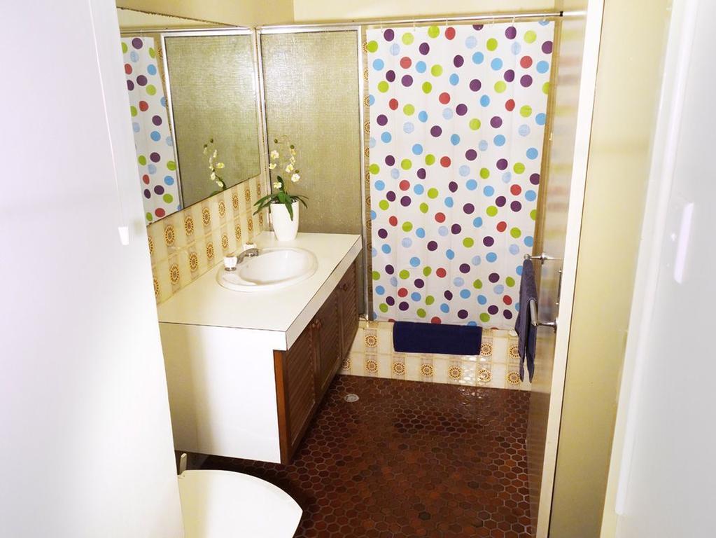 Scarborough & Absolutely Beachfront Apartment *