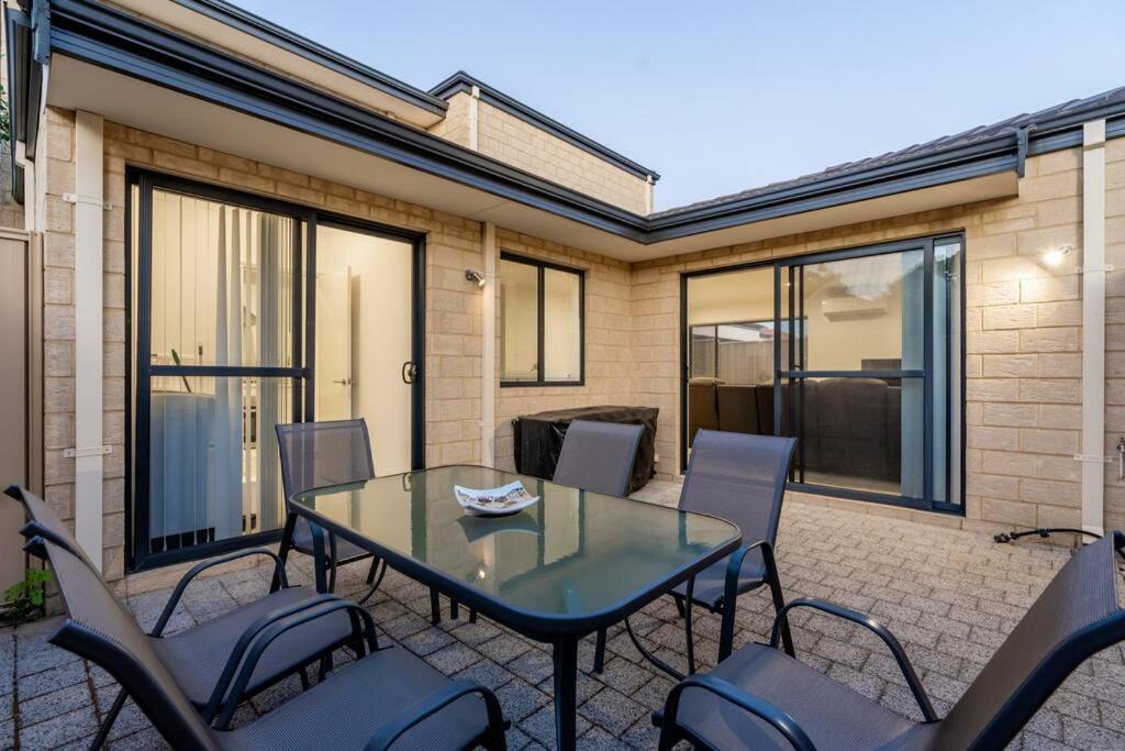Holiday home Modern Family Escapes Shopping At Your Doorstep