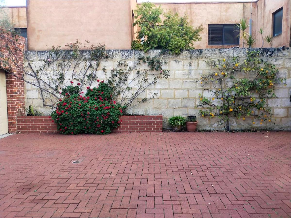 Snow-white's 2 Bedroom Heart In 6000 Villa Perth