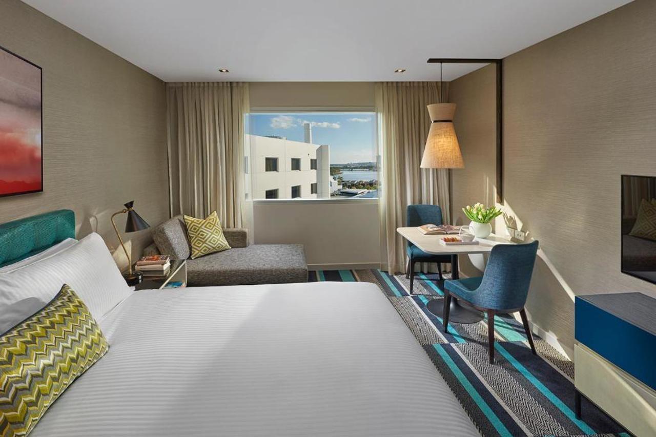 Crown Promenade Hotel 4*