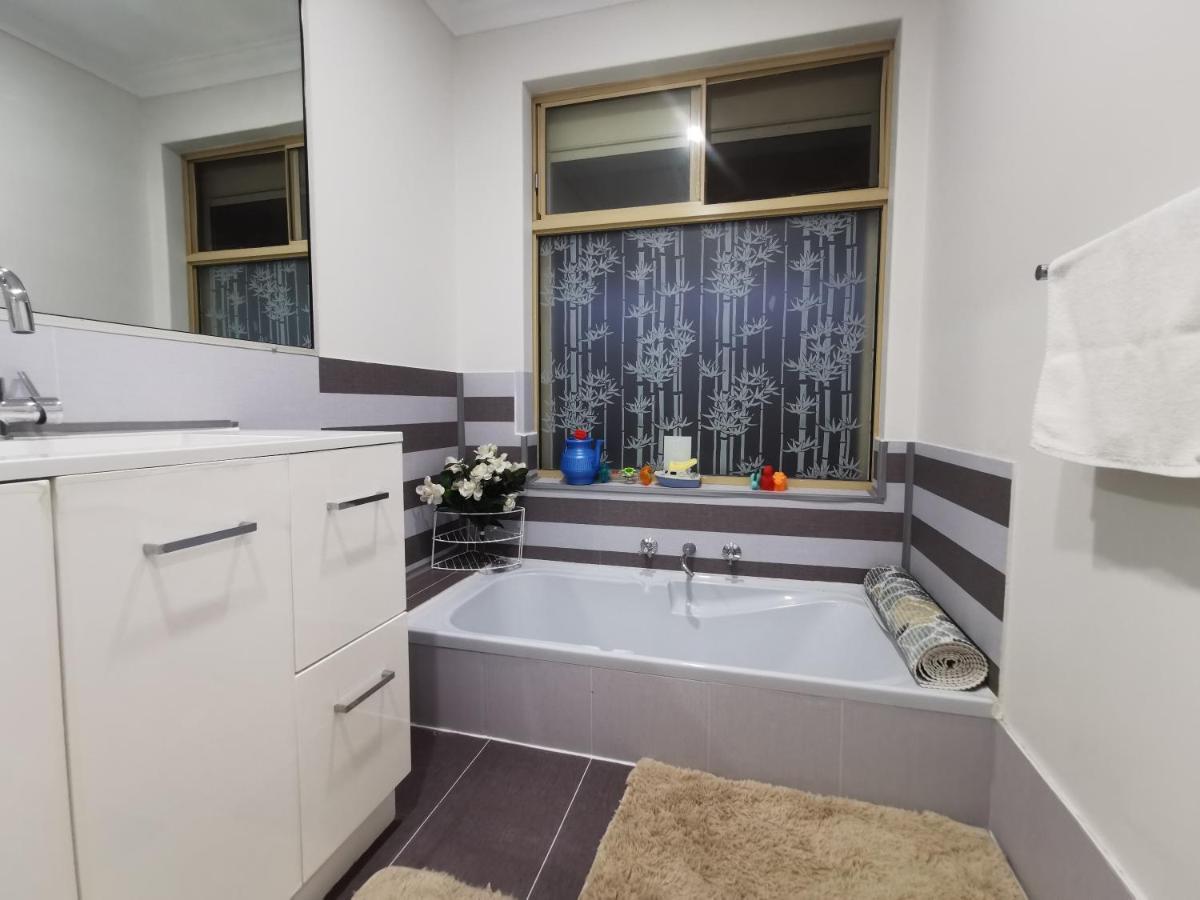 Entire House With 4 Bedrooms Fully Air Conditioned * Perth