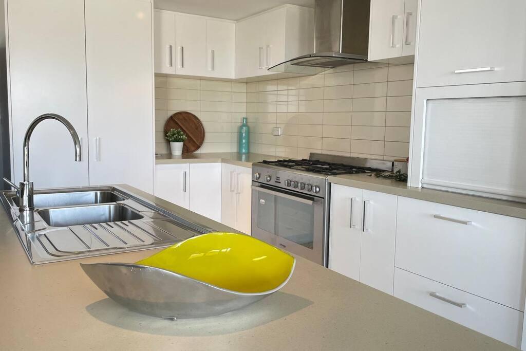 The Retreat On Nautilus ~ Walk To Holiday home Perth