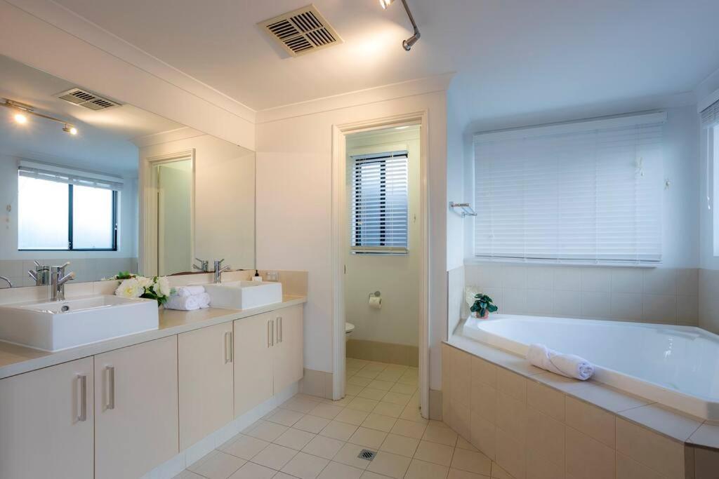 The Retreat On Nautilus ~ Walk To Holiday home Perth