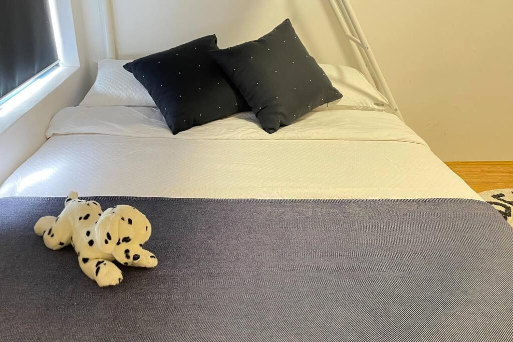 The Retreat On Nautilus ~ Walk To Holiday home Perth