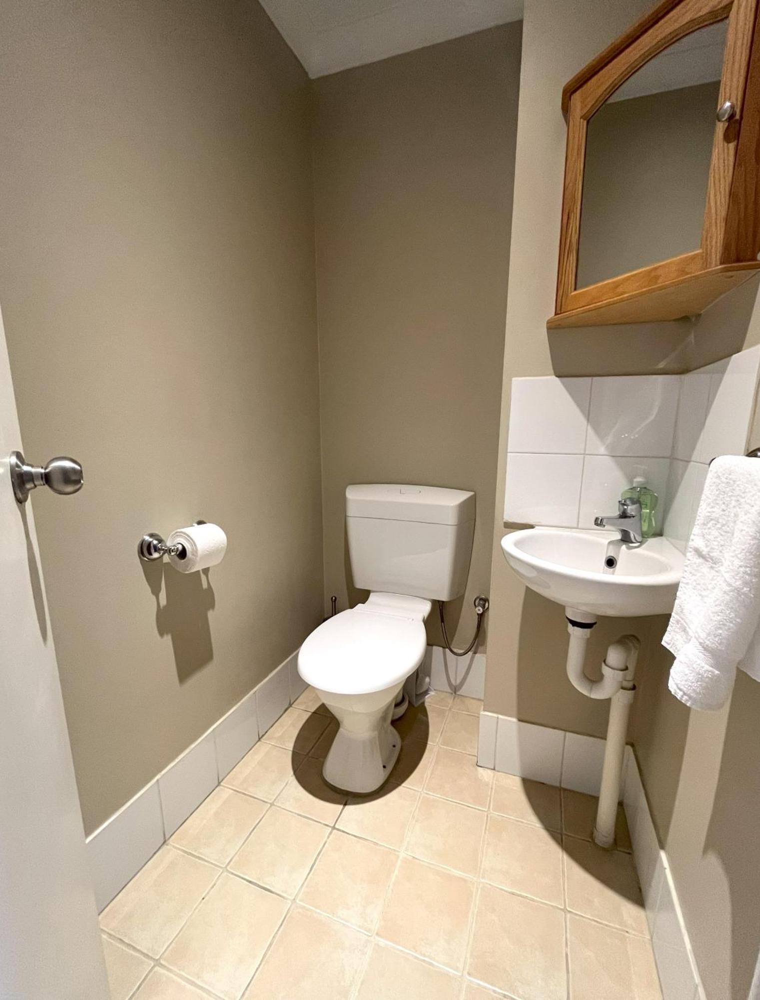 73 Peaceful &private 2brparkng Apartment *