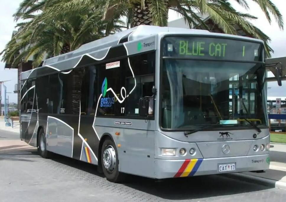 & Lakeside With Free Parking, Pool And 10 Mins Walk Into The * Perth