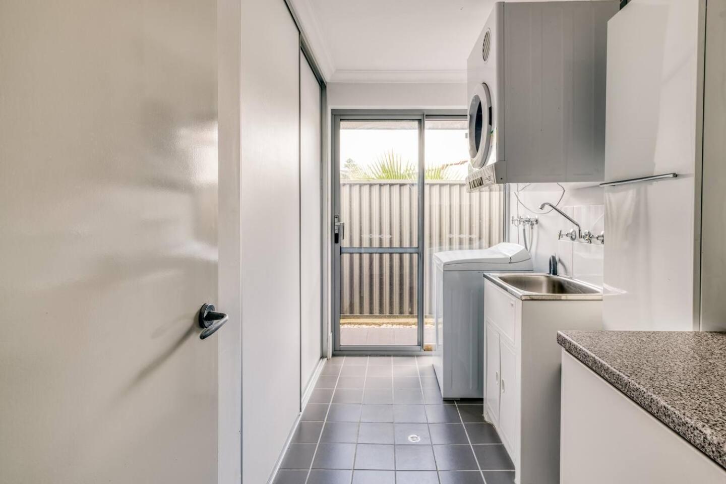 Rivervale Retreat - Spacious Family Living * Perth