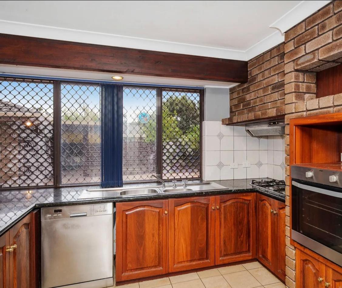 Affordable Beautiful Queen Bedroom Near Swan River Fremantle Homestay