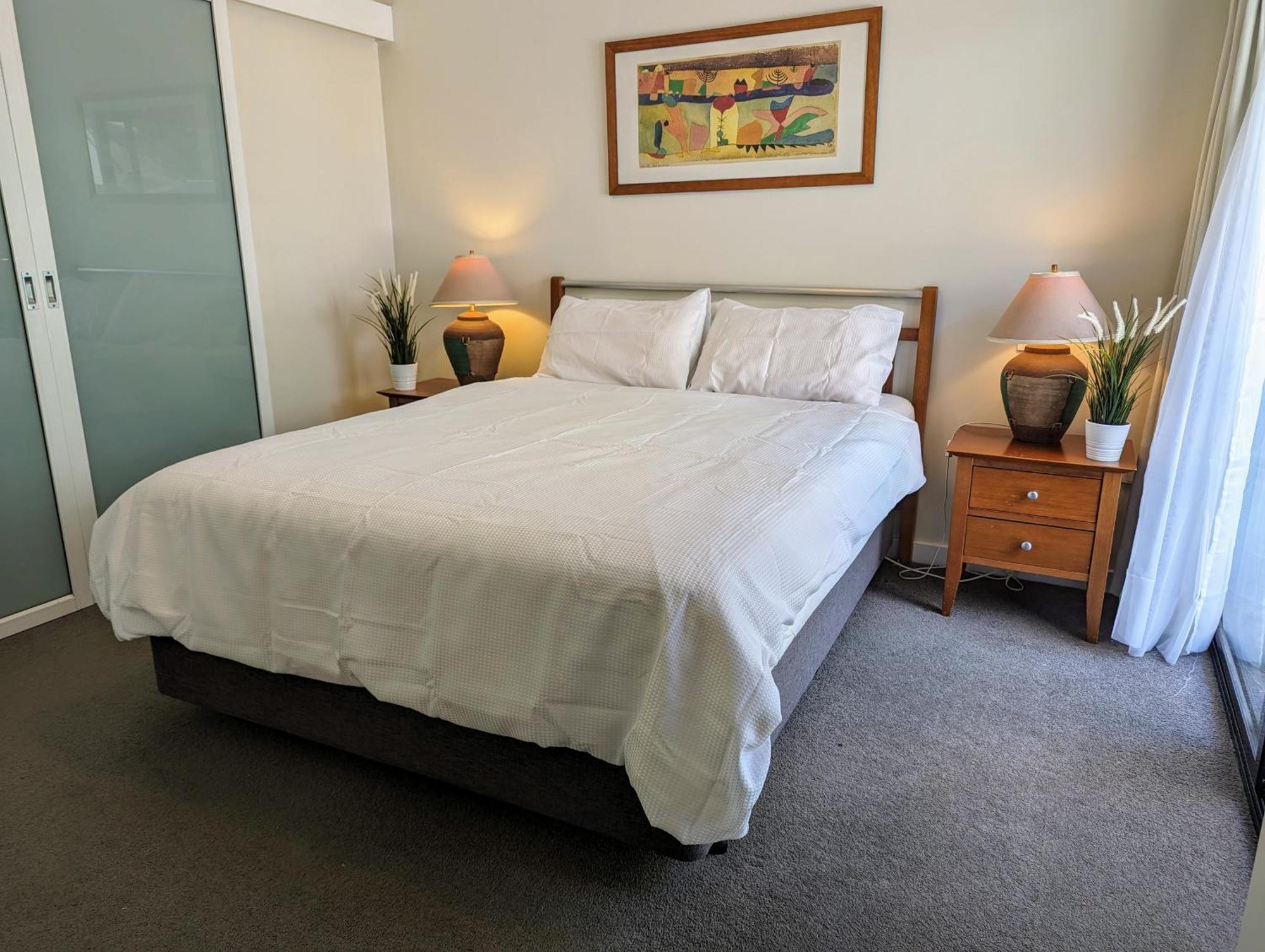 Lovely With Private Courtyard, Pool, Free Parking, Gym