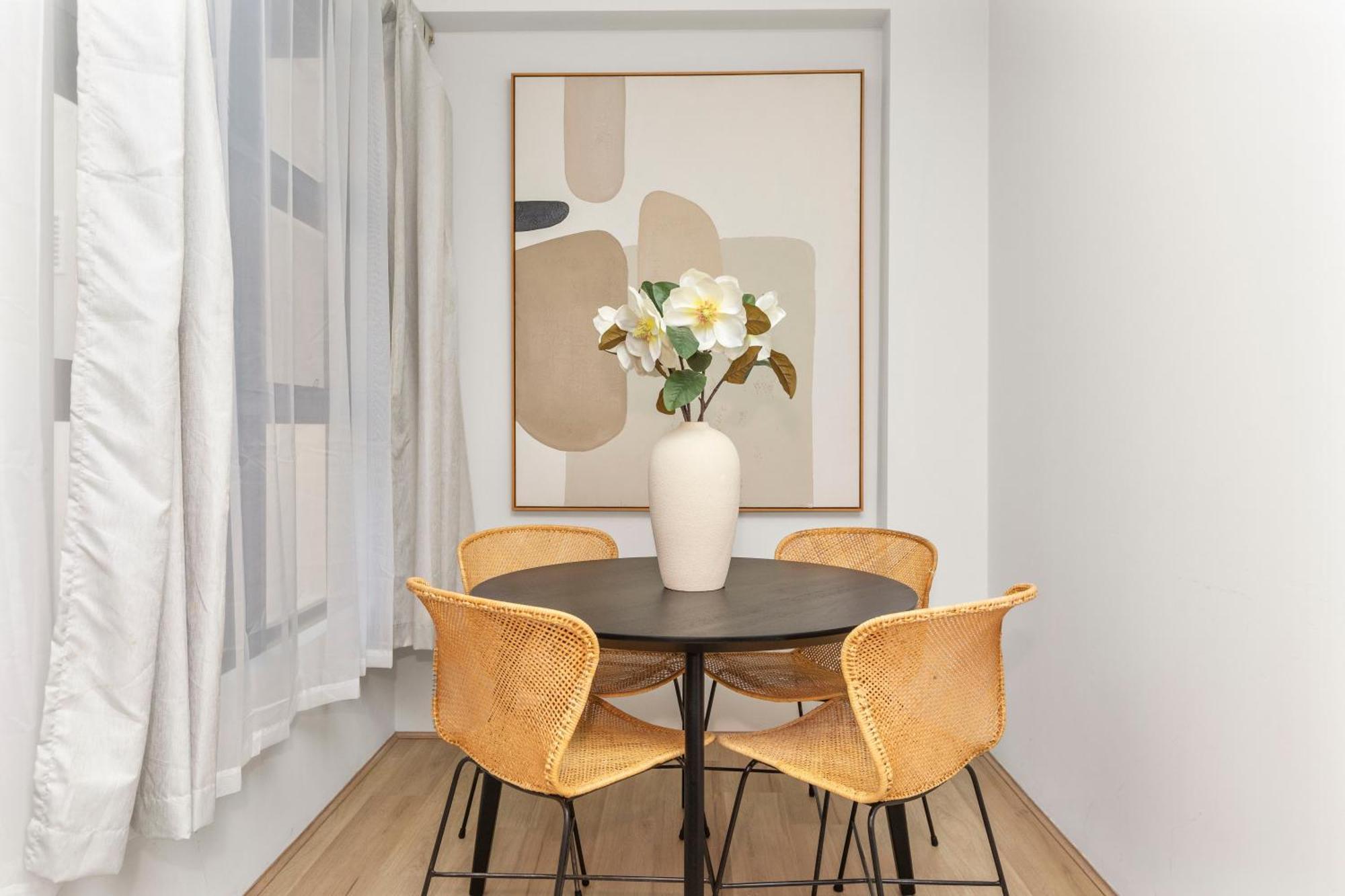 Chic 2br On Hay St East * Perth