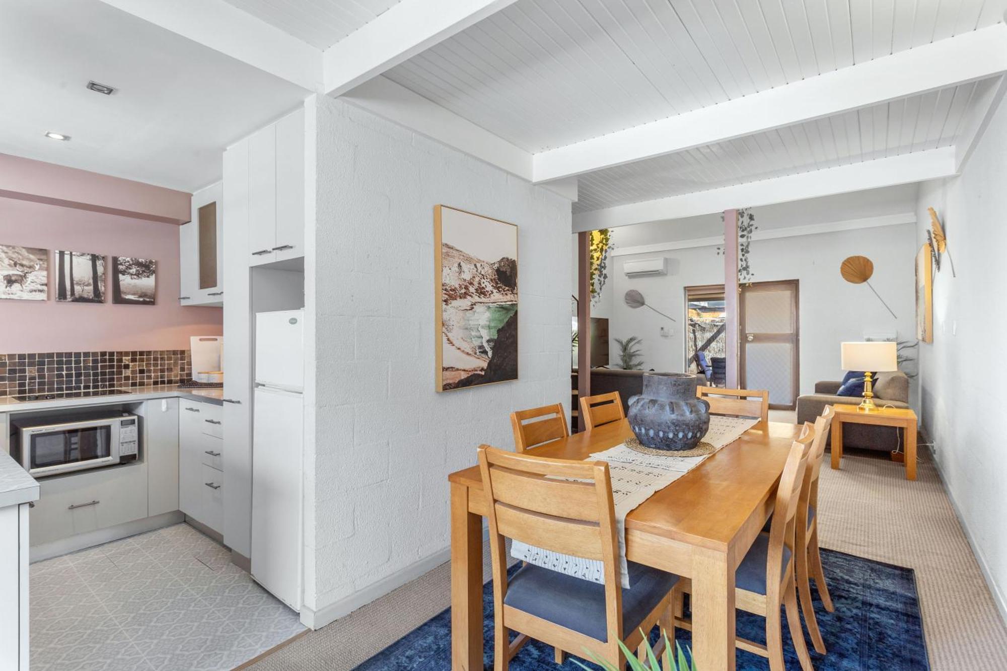 13 Cottesloe - Steps From - Sleeps 3 Perth