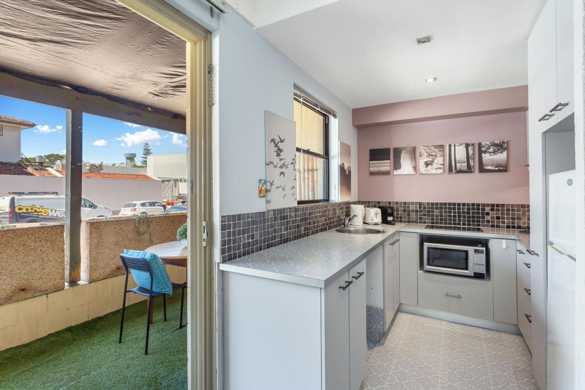 13 Cottesloe - Steps From - Sleeps 3 Apartment