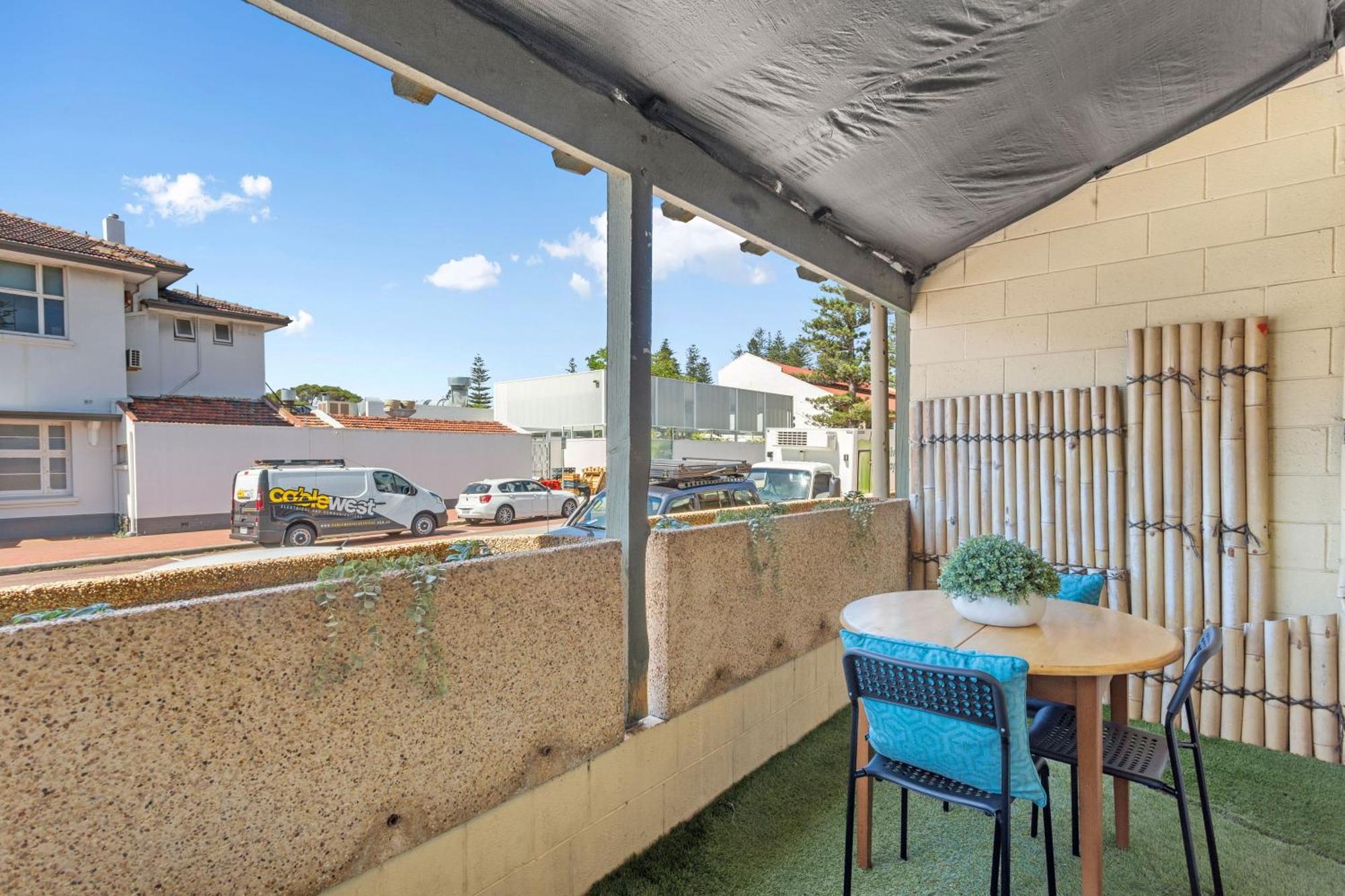 Apartment 13 Cottesloe - Steps From - Sleeps 3 *
