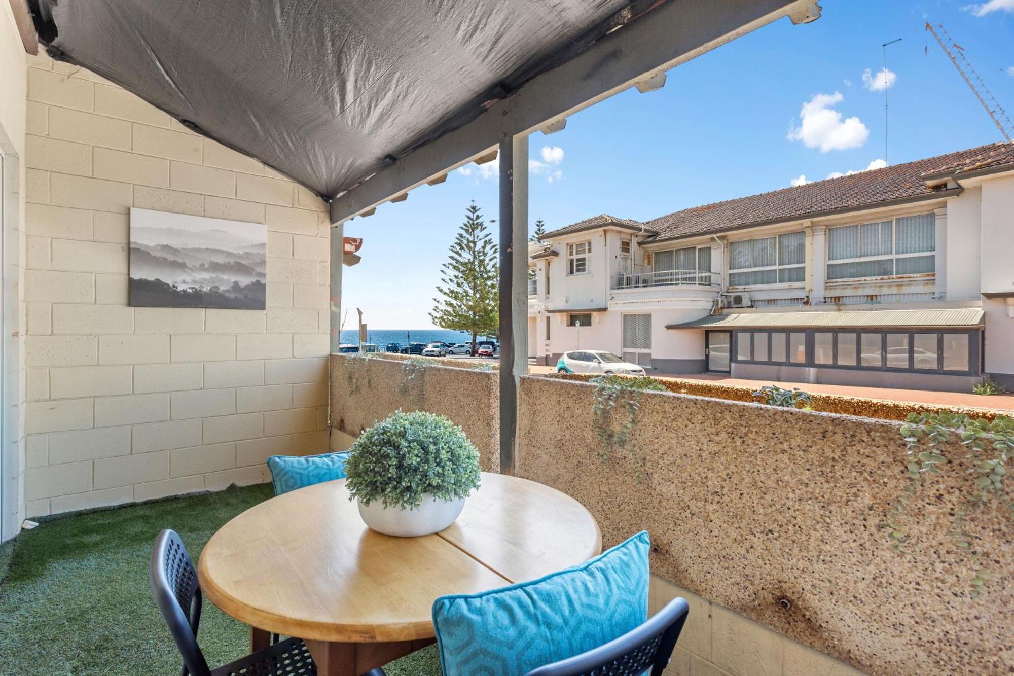 13 Cottesloe - Steps From - Sleeps 3 *