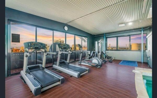 Cozy 2-bedroom With Views Apartment *