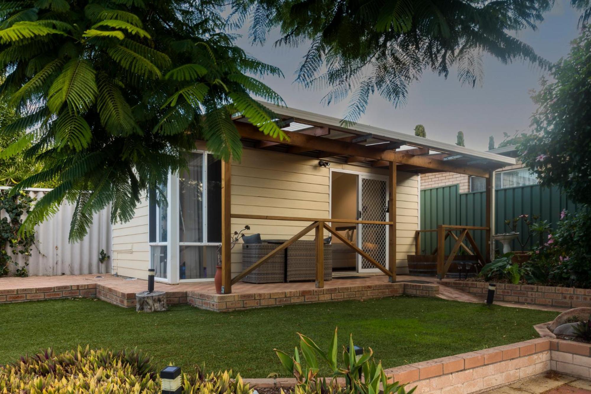 Studio Granny Flat In Melville With Patio *