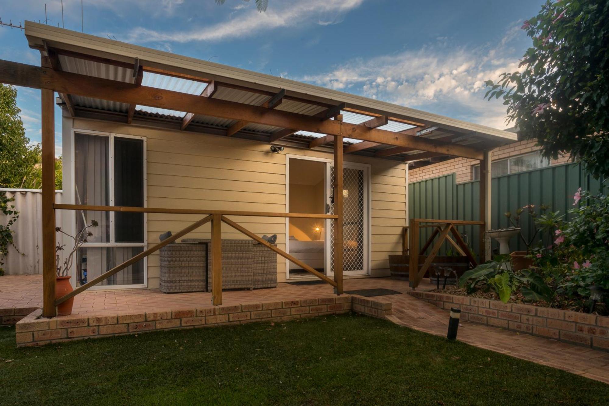 Apartment Studio Granny Flat In Melville With Patio *