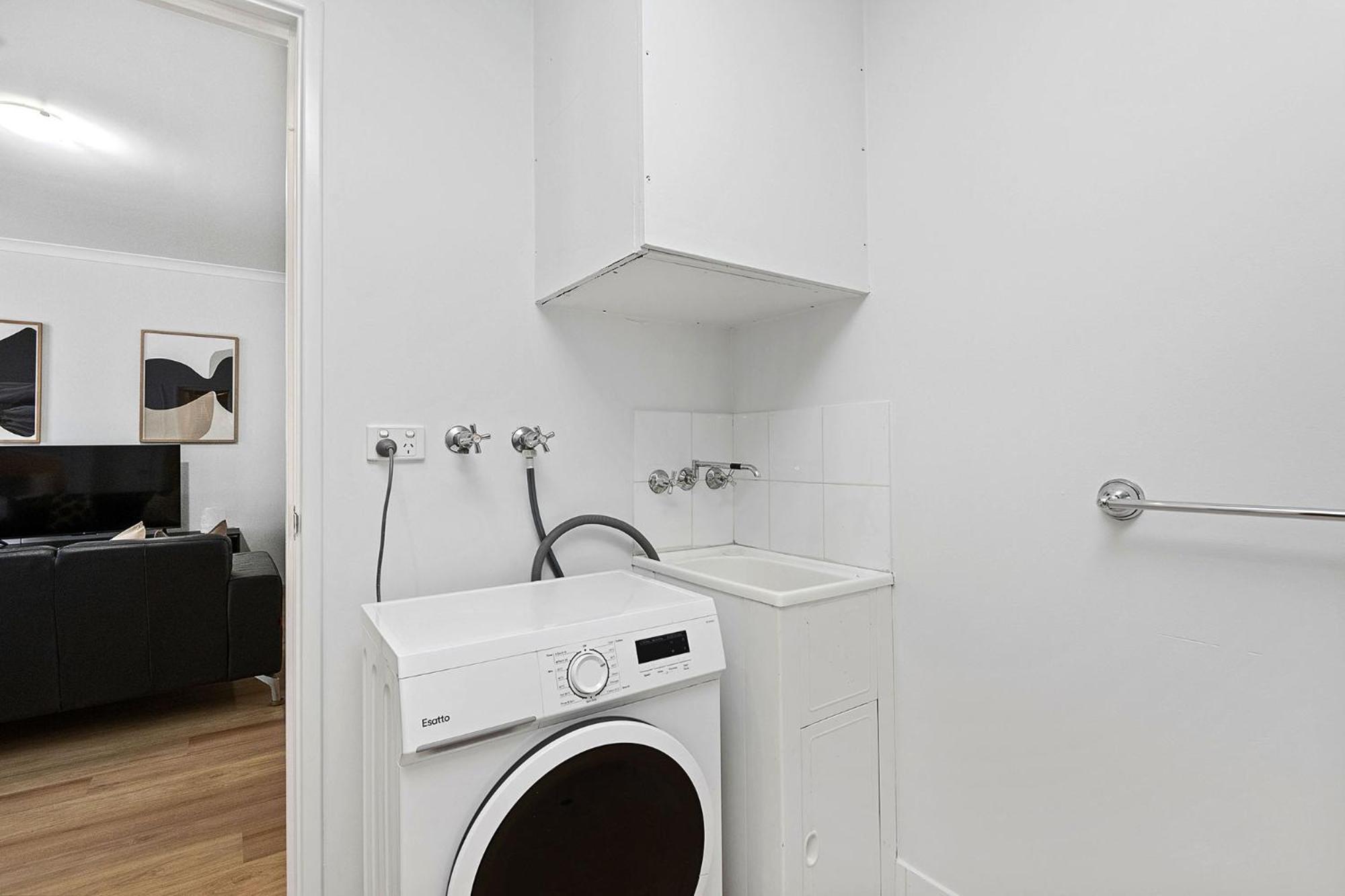 Chic 2br On Hay St East Apartment