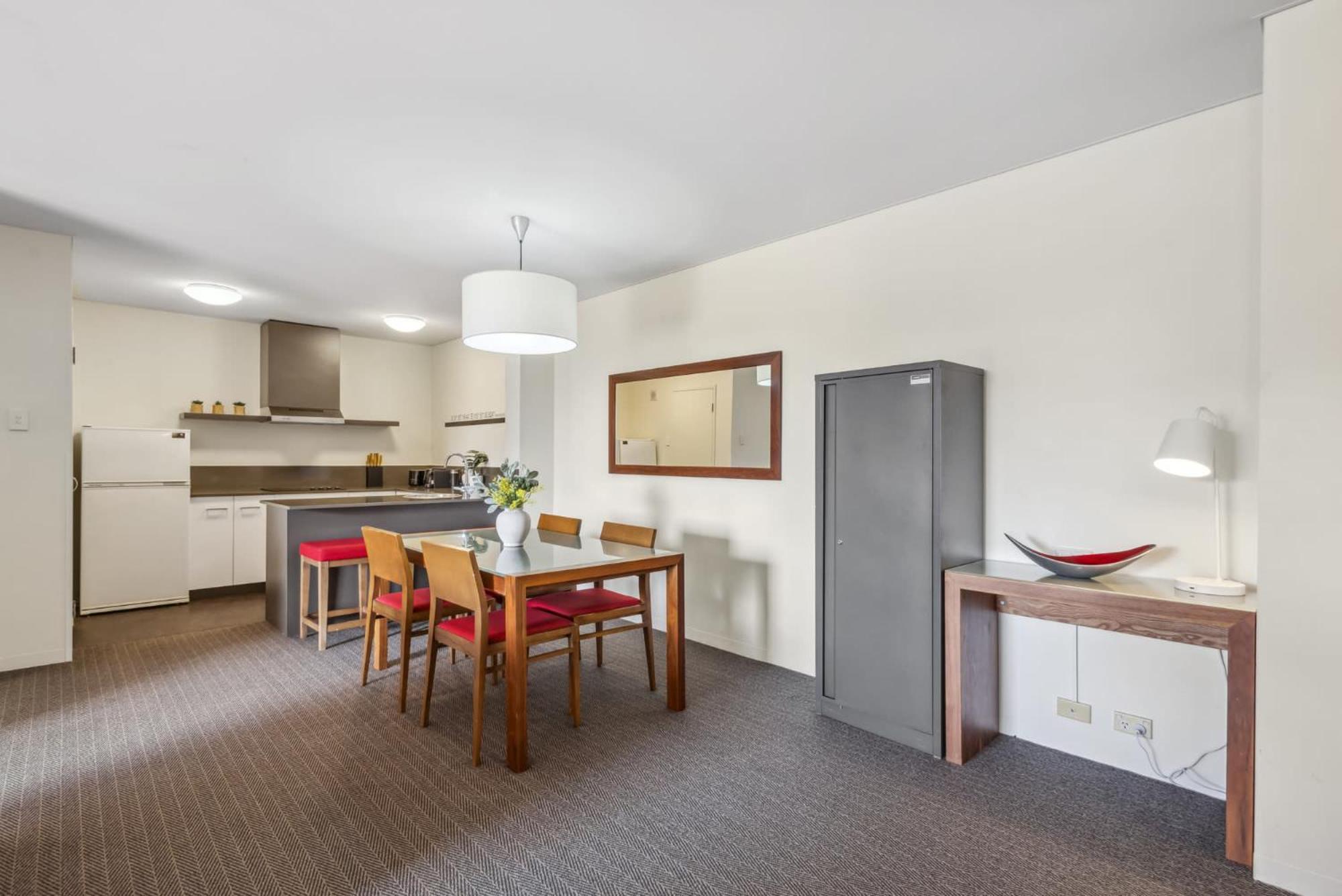 Apartment Cozy 2-bedroom With Views *